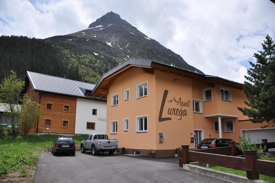 Property building, Day, Mountain view