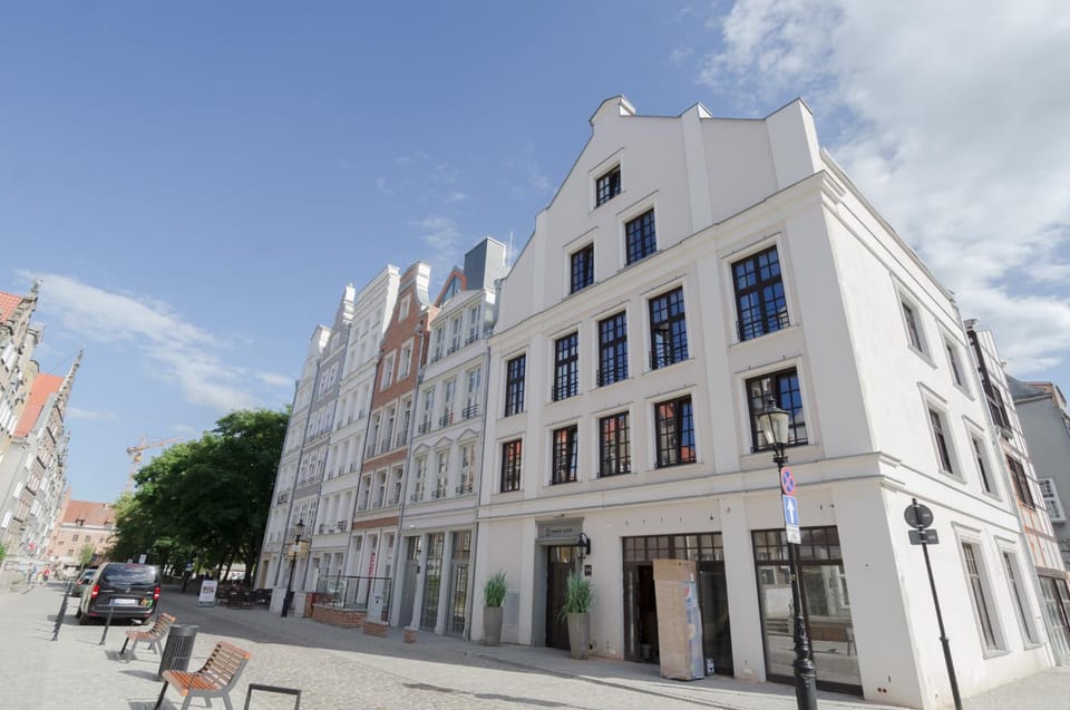 Property building, Facade/entrance, Neighbourhood, Street view, Location