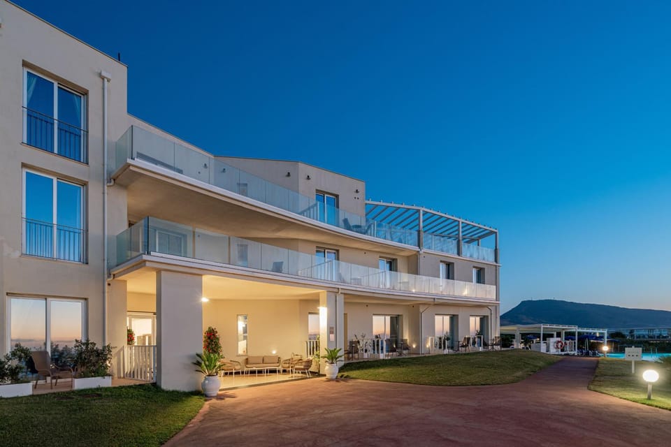 Facade/entrance, Garden, View (from property/room), Balcony/Terrace, Sea view, Swimming pool