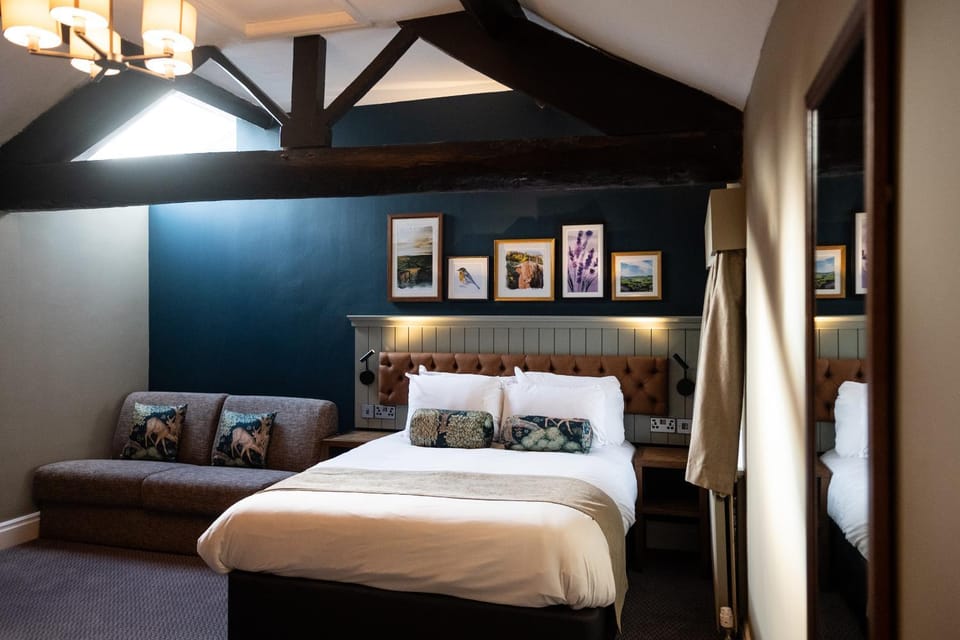Bed, TV and multimedia, Bedroom