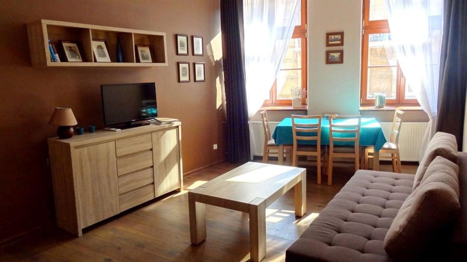 TV and multimedia, Living room, Food and drinks, Seating area