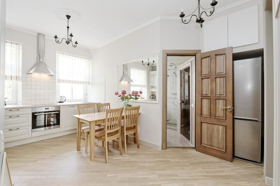 Kitchen or kitchenette, Dining area