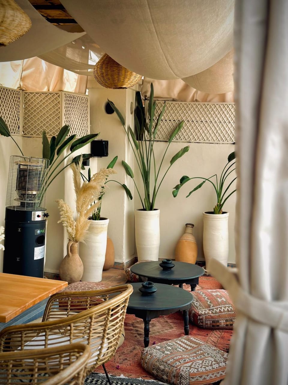 Patio, Patio, Living room, Seating area, Dining area, Lunch, Dinner