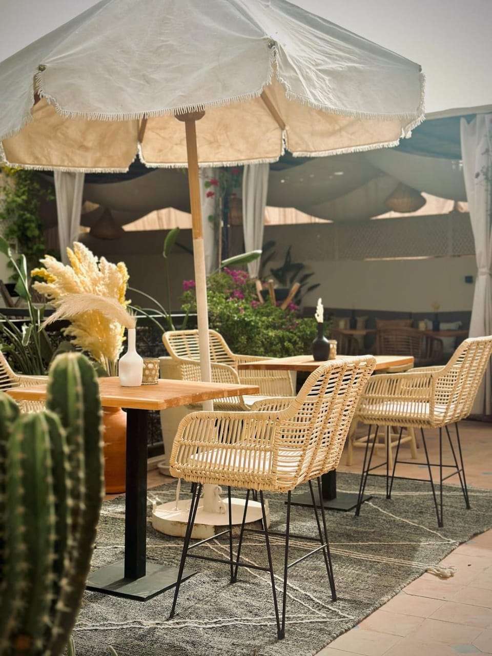 Patio, Day, Seating area, Dining area