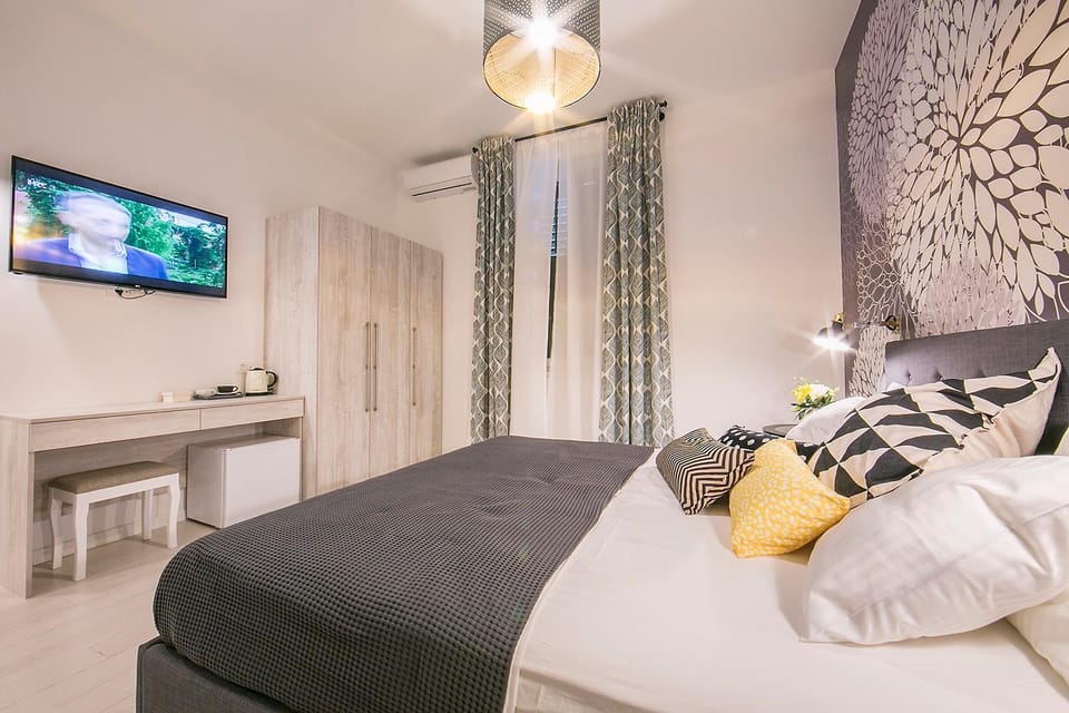 Bed, TV and multimedia, Bedroom