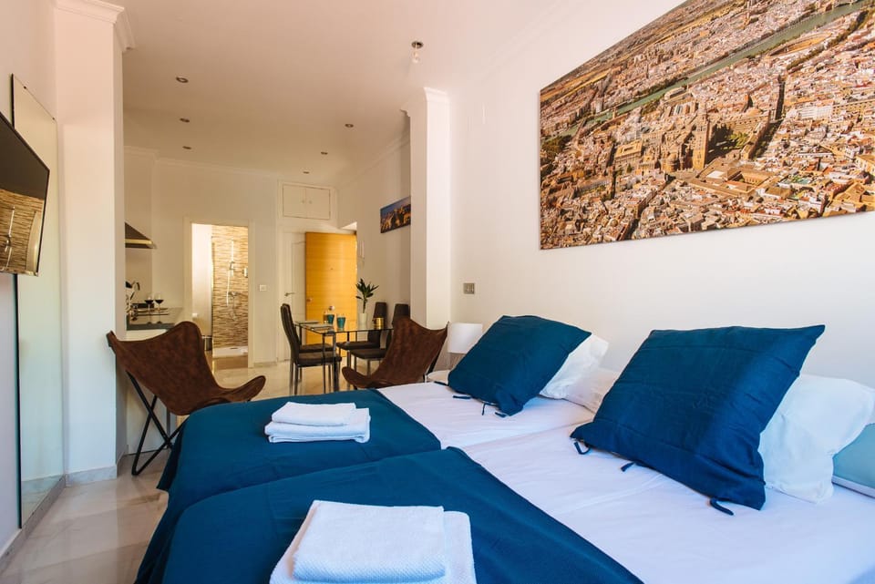 Hostly Plaza de Armas Lightfull loft-Center-Parking op-CLess Apartment in Seville