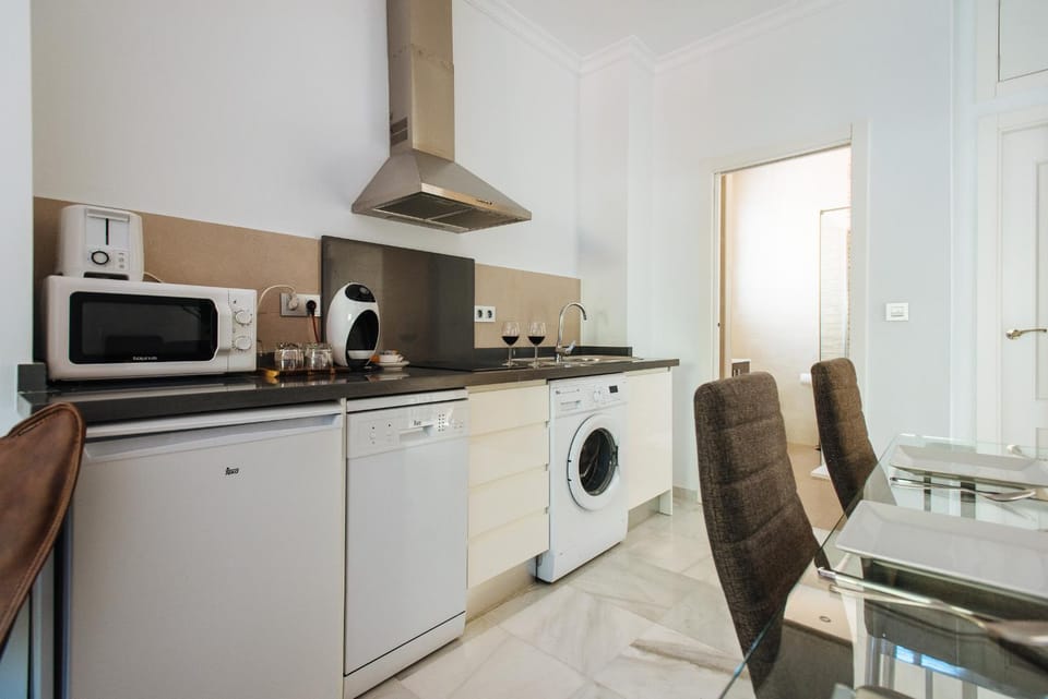 Hostly Plaza de Armas Lightfull loft-Center-Parking op-CLess Apartment in Seville