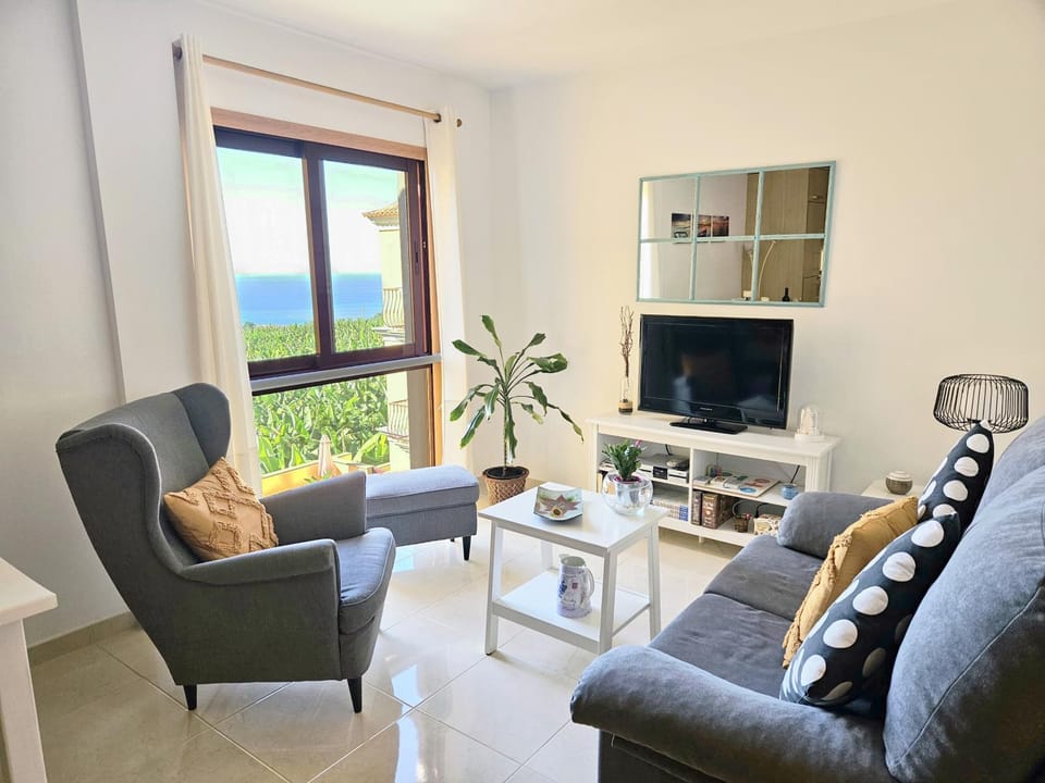 Spring, Winter, Summer, TV and multimedia, Living room, Photo of the whole room, Seating area, Autumn, Pool view, Sea view, Street view, Sunset