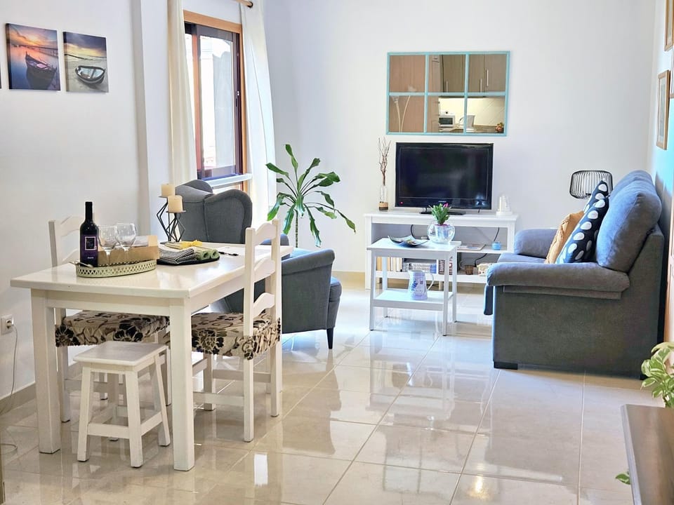 Spring, Winter, Summer, TV and multimedia, Living room, Photo of the whole room, Seating area, Autumn, Pool view, Sea view