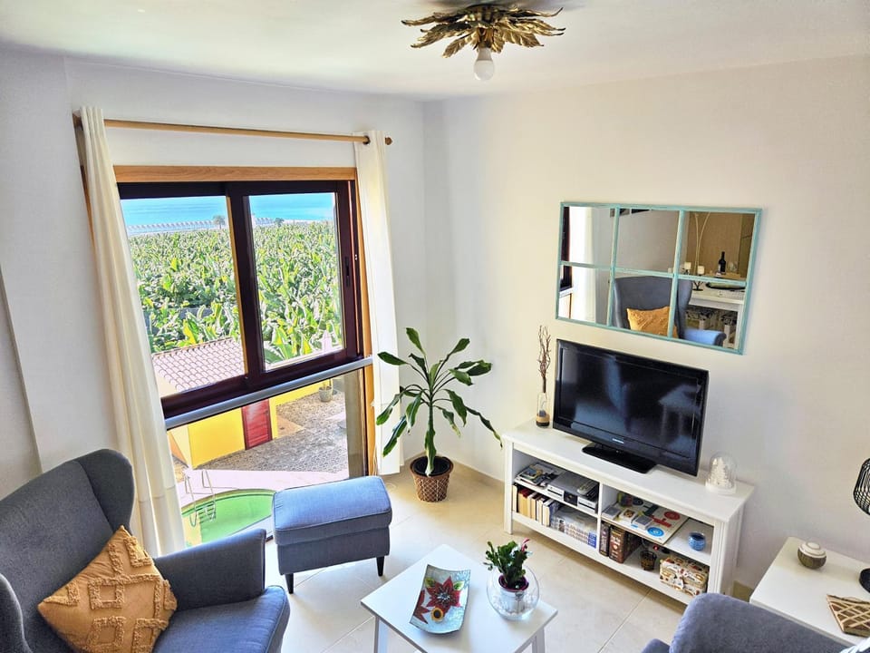 Spring, Winter, Summer, TV and multimedia, Living room, Autumn, Pool view, Sea view, fireplace, locker