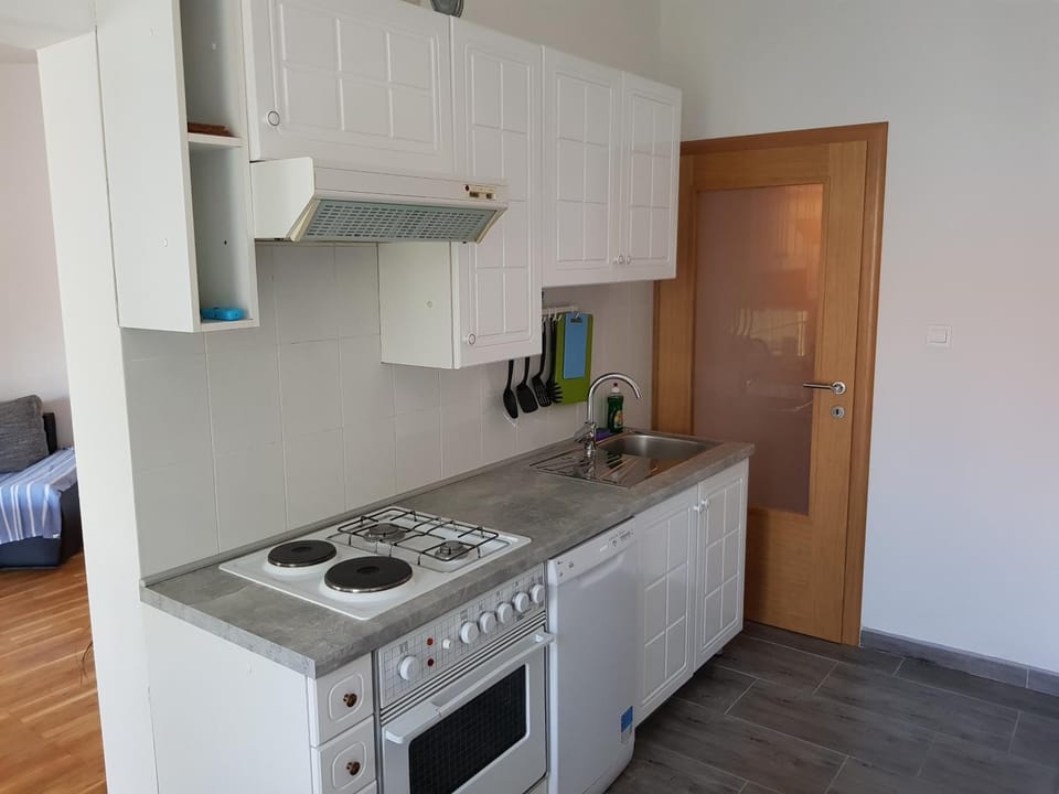 Kitchen or kitchenette, oven, stove