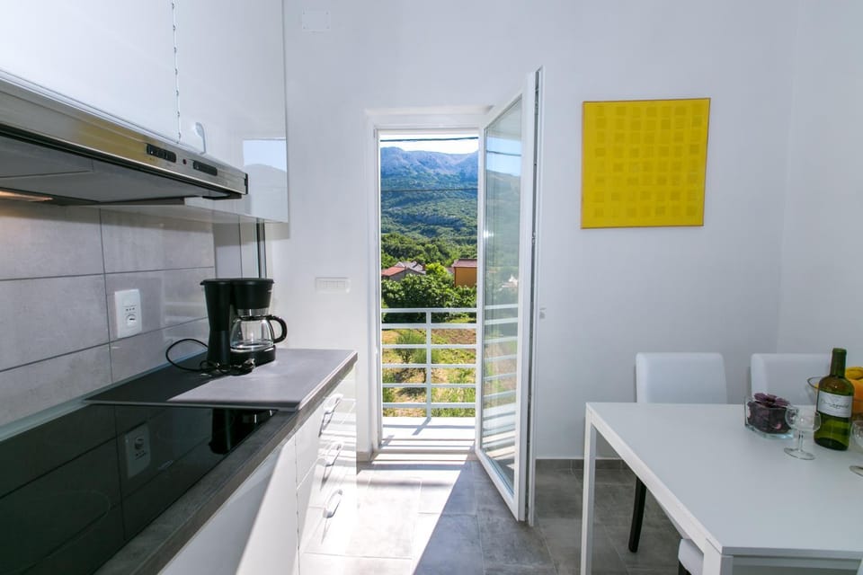 View (from property/room), Kitchen or kitchenette, Dining area