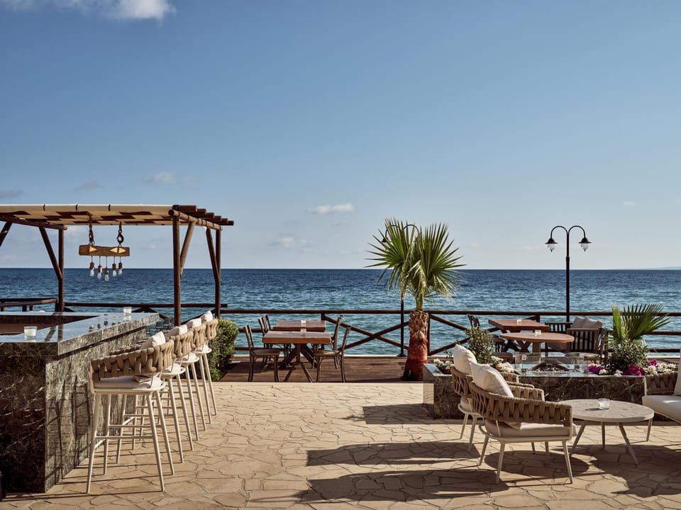 Restaurant/places to eat, Lounge or bar