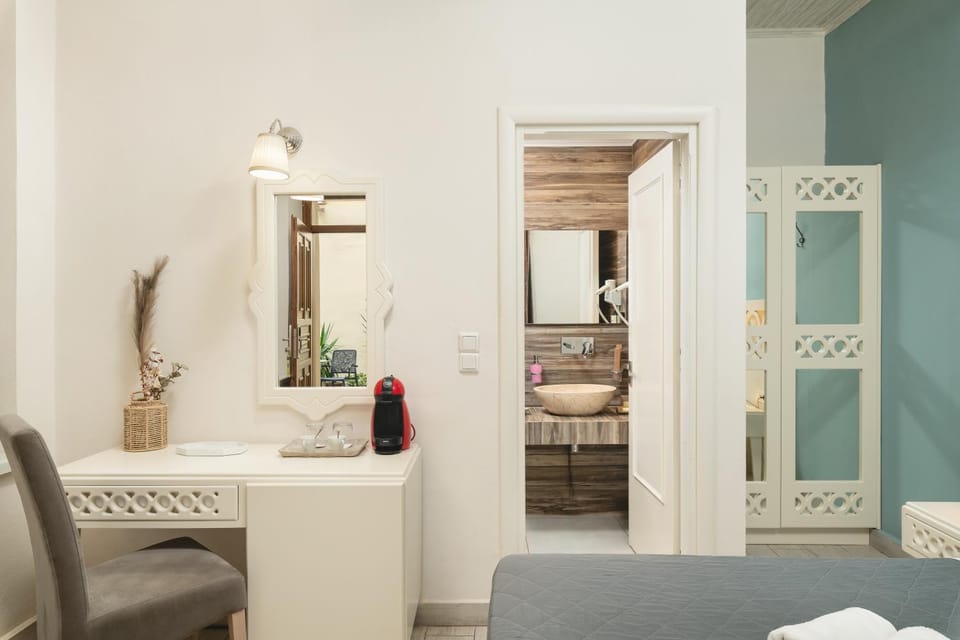 Bathroom, Coffee/tea facilities, Living room, Photo of the whole room, Bedroom