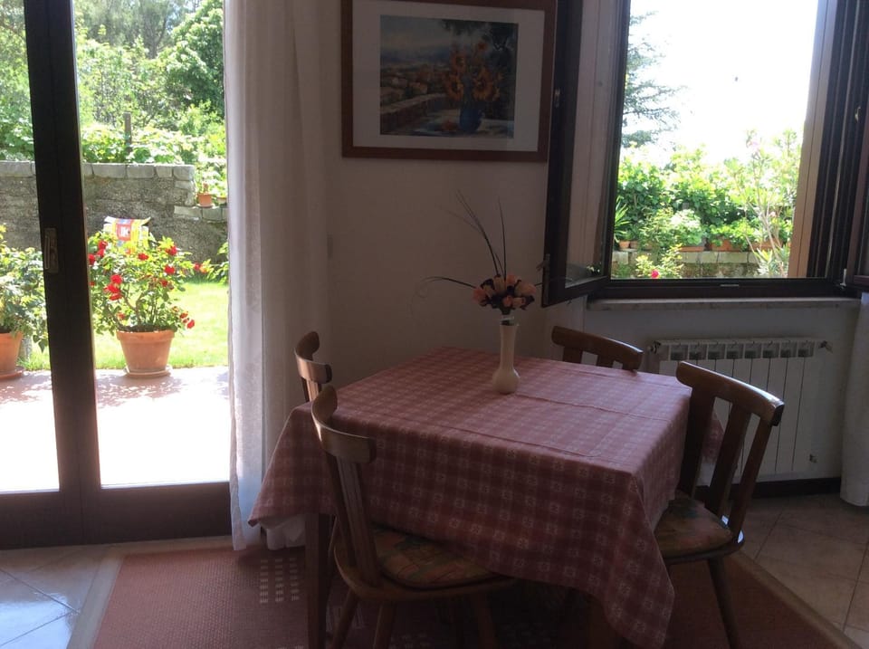 Dining area, Garden view