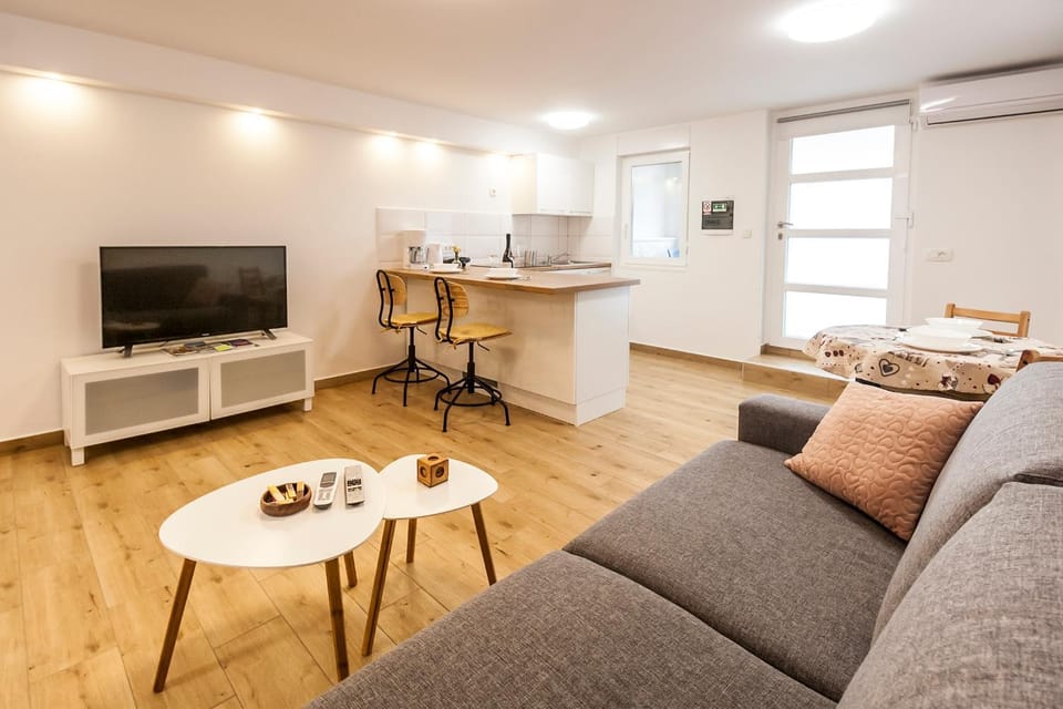 TV and multimedia, Kitchen or kitchenette, Living room, Seating area, Dining area, hair dresser, air conditioner