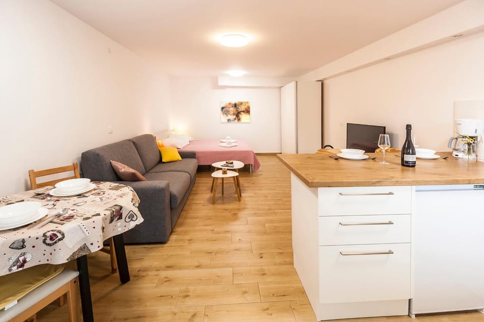 Bed, TV and multimedia, Kitchen or kitchenette, Living room, Seating area, Dining area, Bedroom, hair dresser, wardrobe