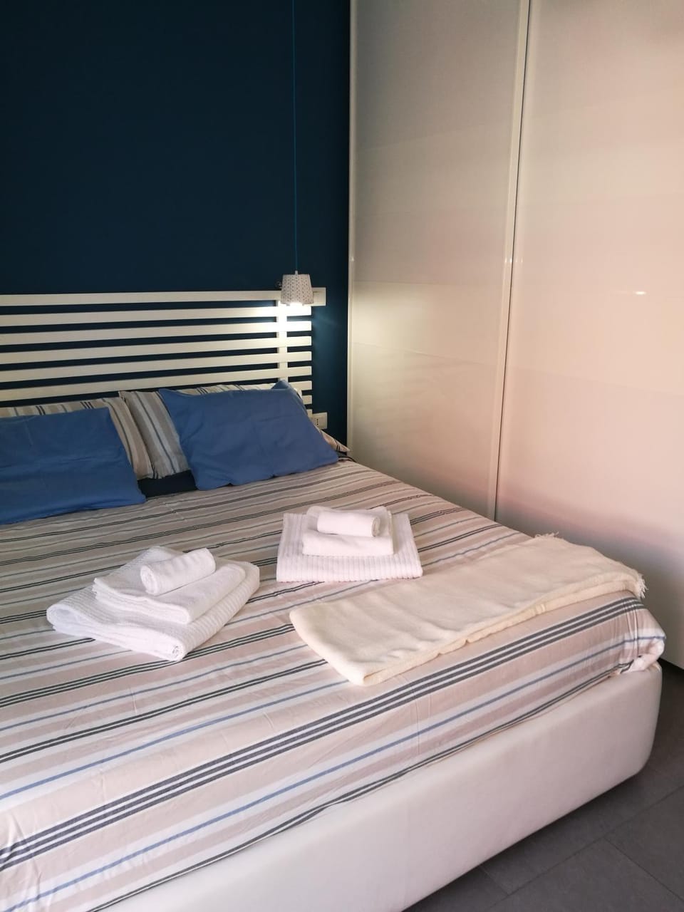 Photo of the whole room, Decorative detail