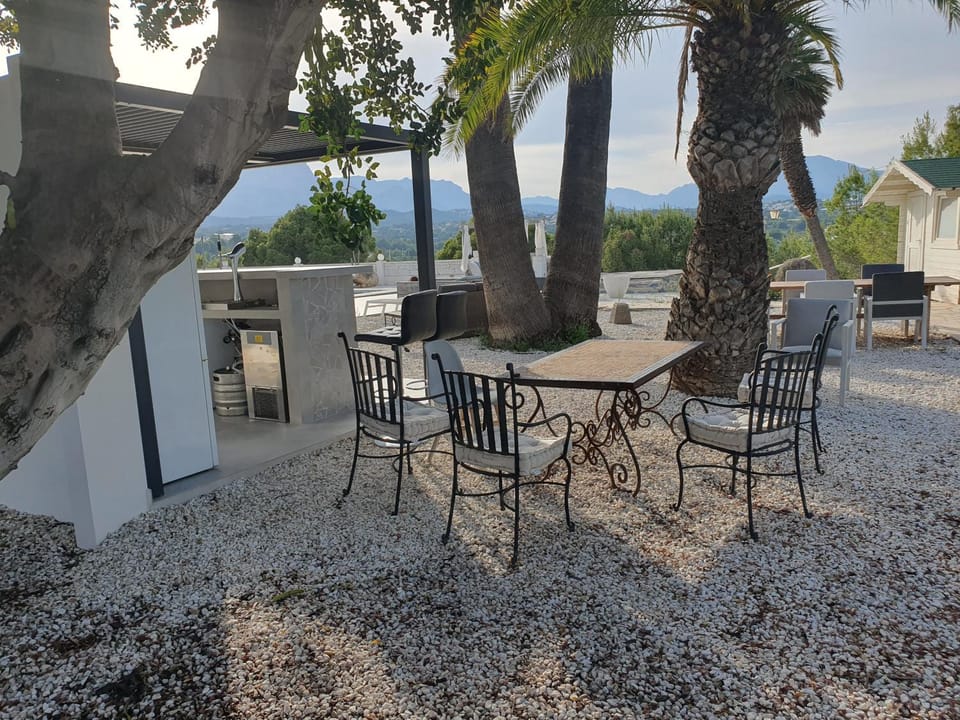Day, Natural landscape, BBQ facilities, Garden, Lounge or bar, Dining area, Communal kitchen, Sea view