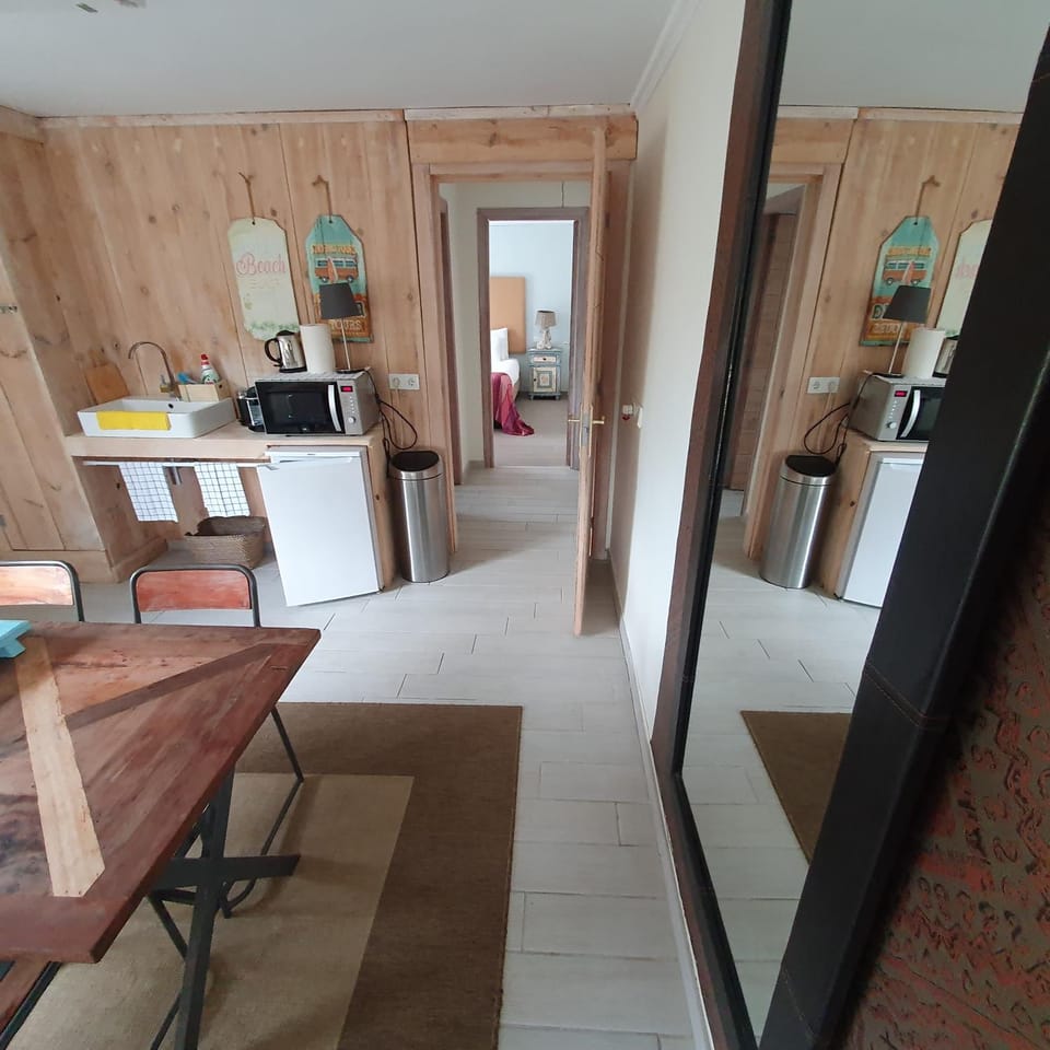 Coffee/tea facilities, Kitchen or kitchenette, Living room, Seating area, Dining area, minibar, pet friendly