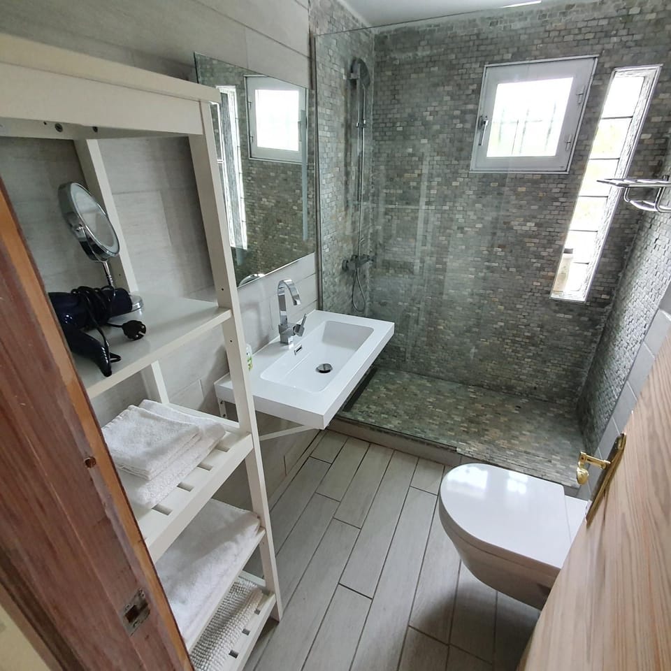 Shower, Toilet, Bathroom, heating