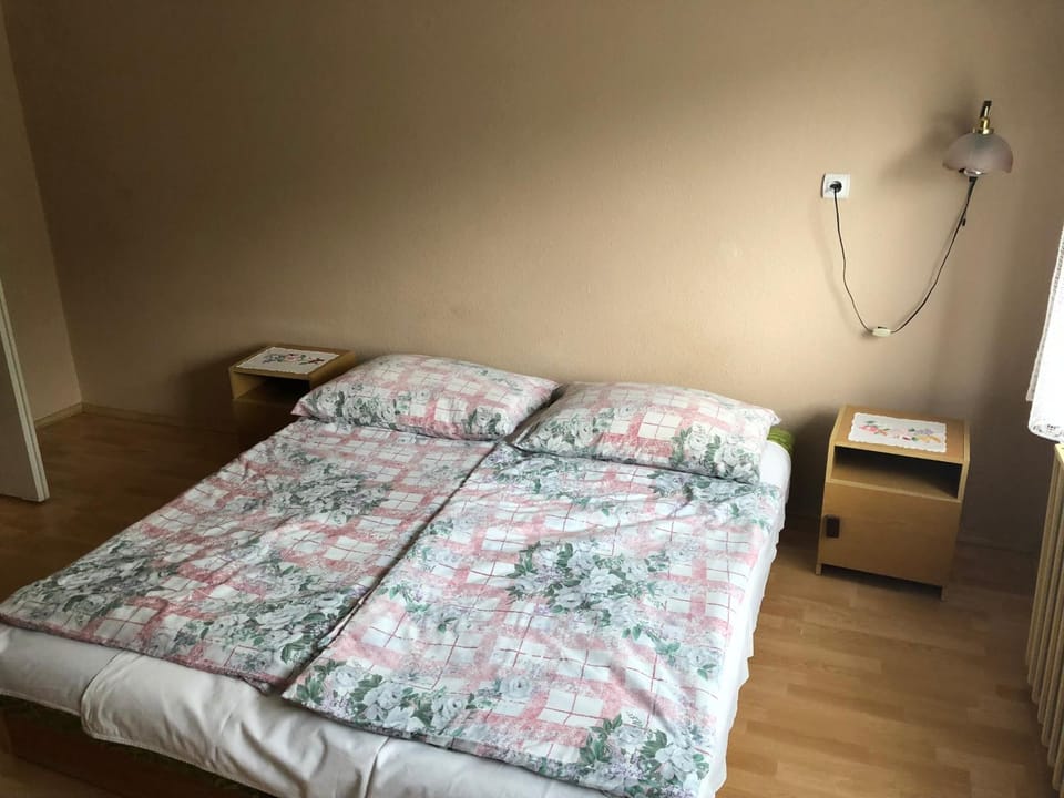 Property building, Bed, Bedroom