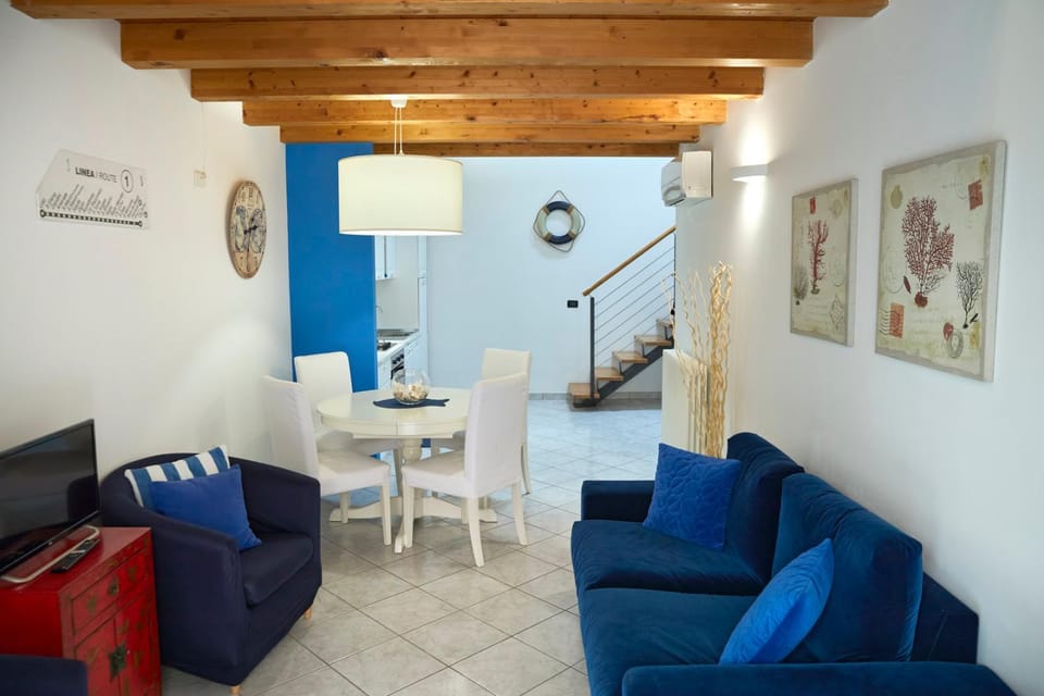 Communal lounge/ TV room, Day, Kitchen or kitchenette