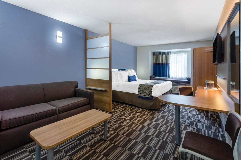 TV and multimedia, Photo of the whole room, Seating area, Bedroom