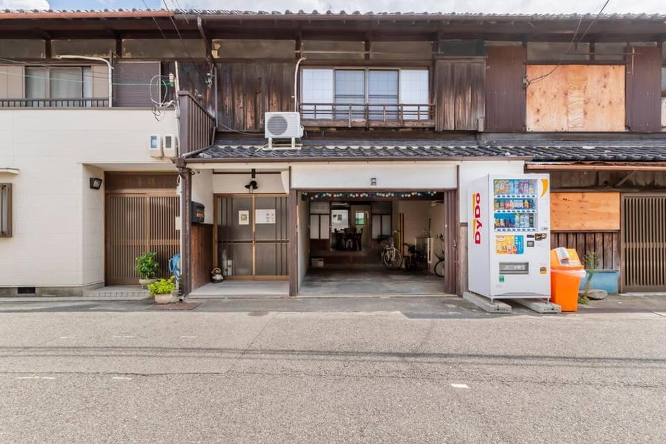 Property building, Facade/entrance, Day