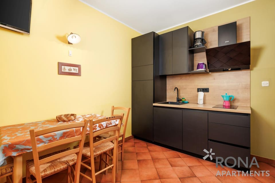 Kitchen or kitchenette, kitchen