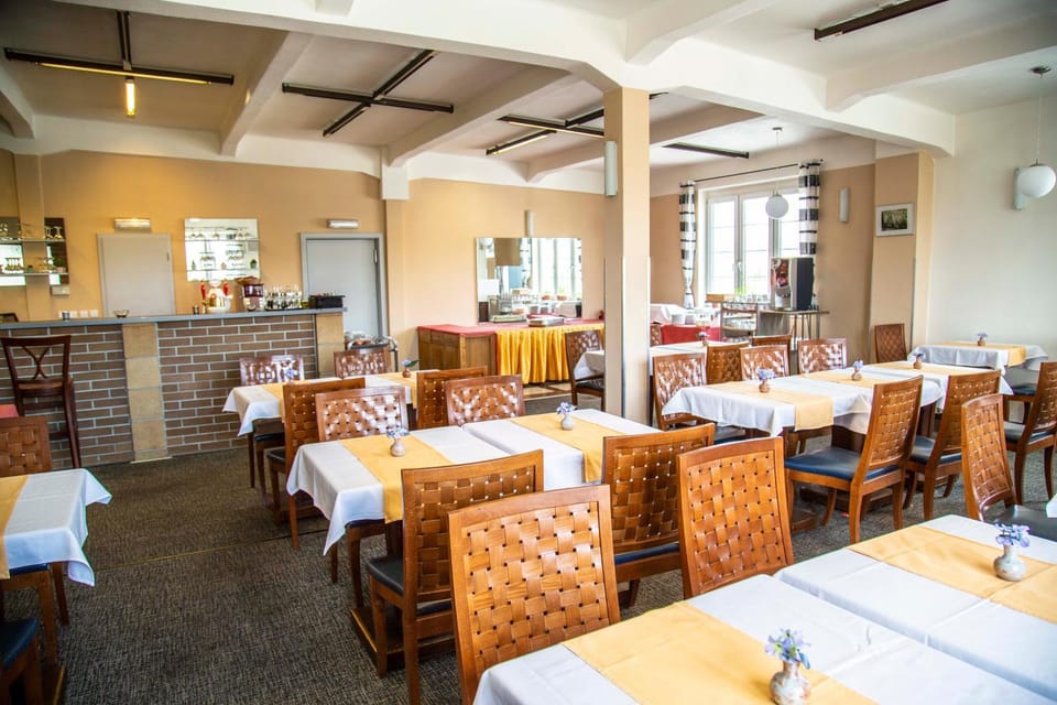 Restaurant/places to eat, Seating area
