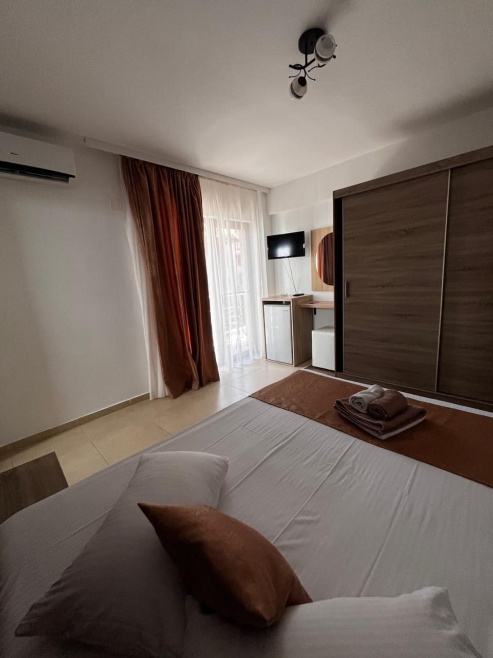 Shower, Toilet, Bed, Balcony/Terrace, Photo of the whole room, Decorative detail, Seating area, Dining area, Bedroom, City view, Garden view, young children, older children, group of guests, Family, Quiet street view, Inner courtyard view, flat iron, furniture, hair dryier, internet, microwave, stove, toaster, towels, kitchen