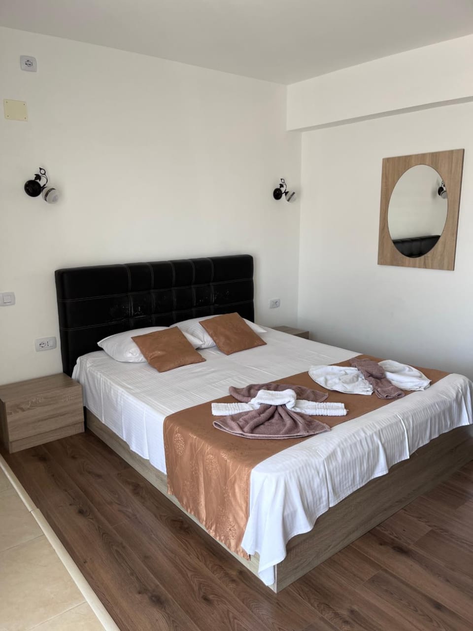 Shower, Toilet, Bed, Garden, Bathroom, View (from property/room), Balcony/Terrace, Photo of the whole room, Decorative detail, Bedroom, City view, Garden view, children, young children, older children, Family, Quiet street view, Inner courtyard view, flat iron, furniture, hair dryier