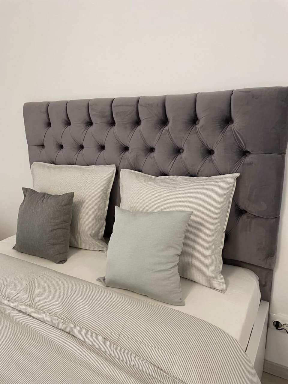 Bed, Living room, Seating area