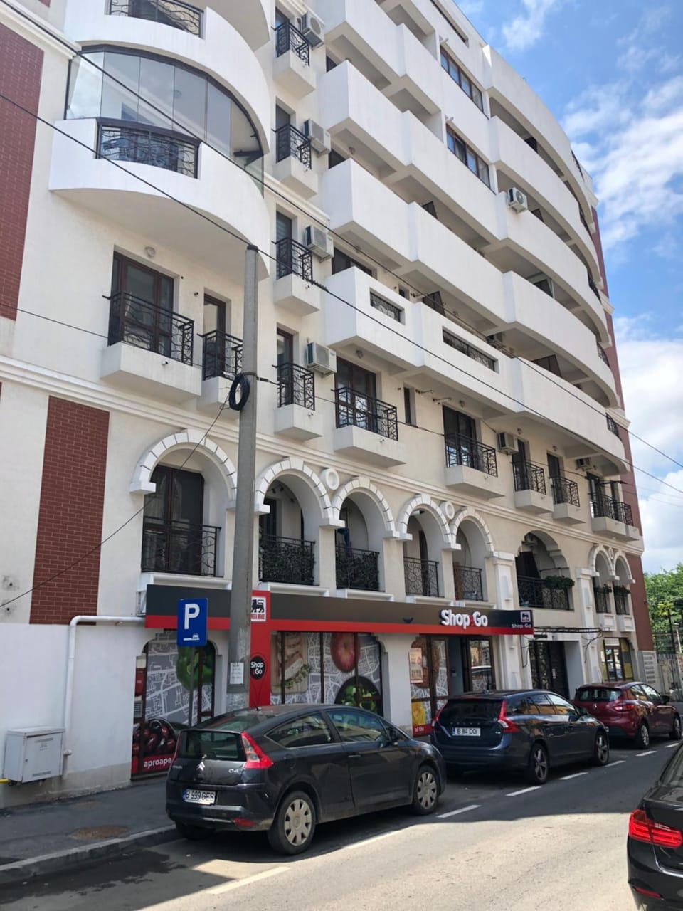 Property building, Facade/entrance, Supermarket/grocery shop