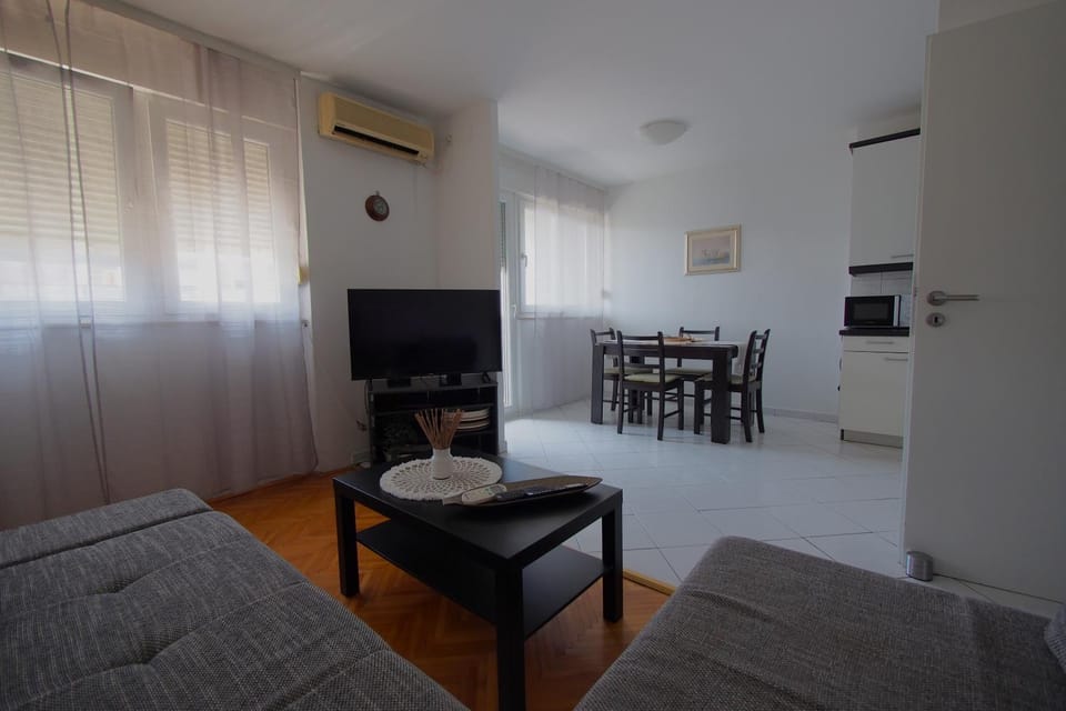 TV and multimedia, Kitchen or kitchenette, Living room, air conditioner