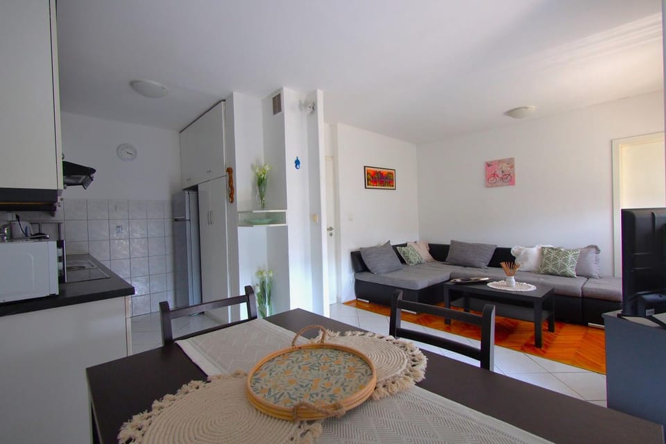 TV and multimedia, Kitchen or kitchenette, Living room, Dining area