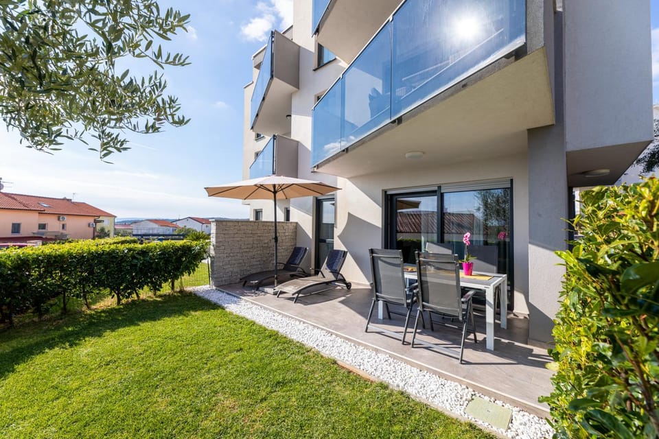 Property building, Patio, Spring, Day, Garden, Balcony/Terrace, Seating area
