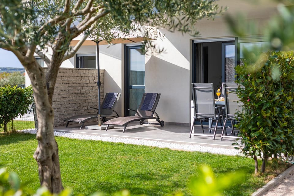 Property building, Patio, Spring, Garden, sunbed