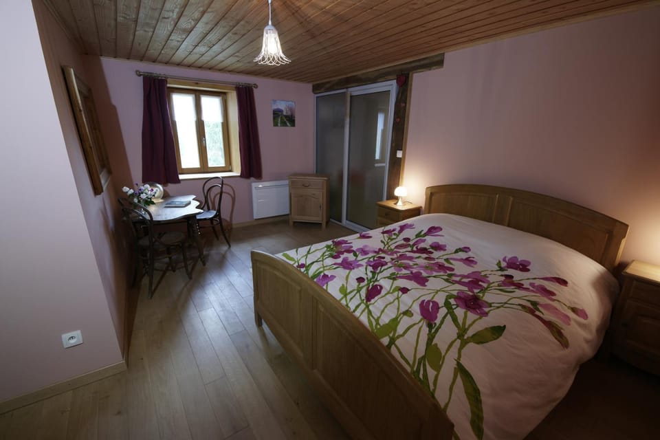 Bed, Photo of the whole room