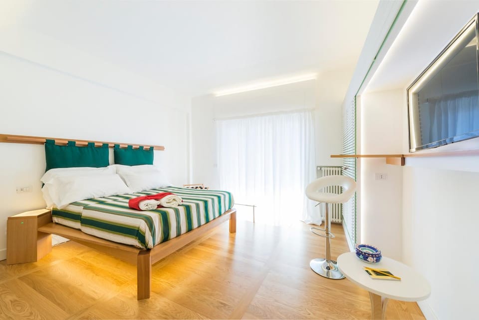 Bed, Other, Photo of the whole room, Decorative detail, Bedroom