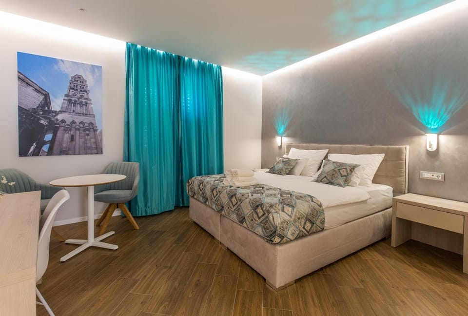 Bed, Photo of the whole room, Seating area
