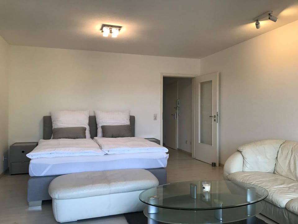 TV and multimedia, Living room, Seating area, Bedroom