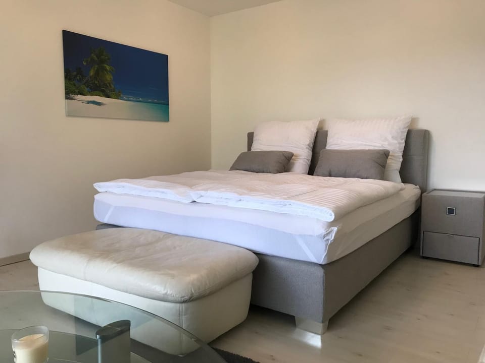 Bed, Living room