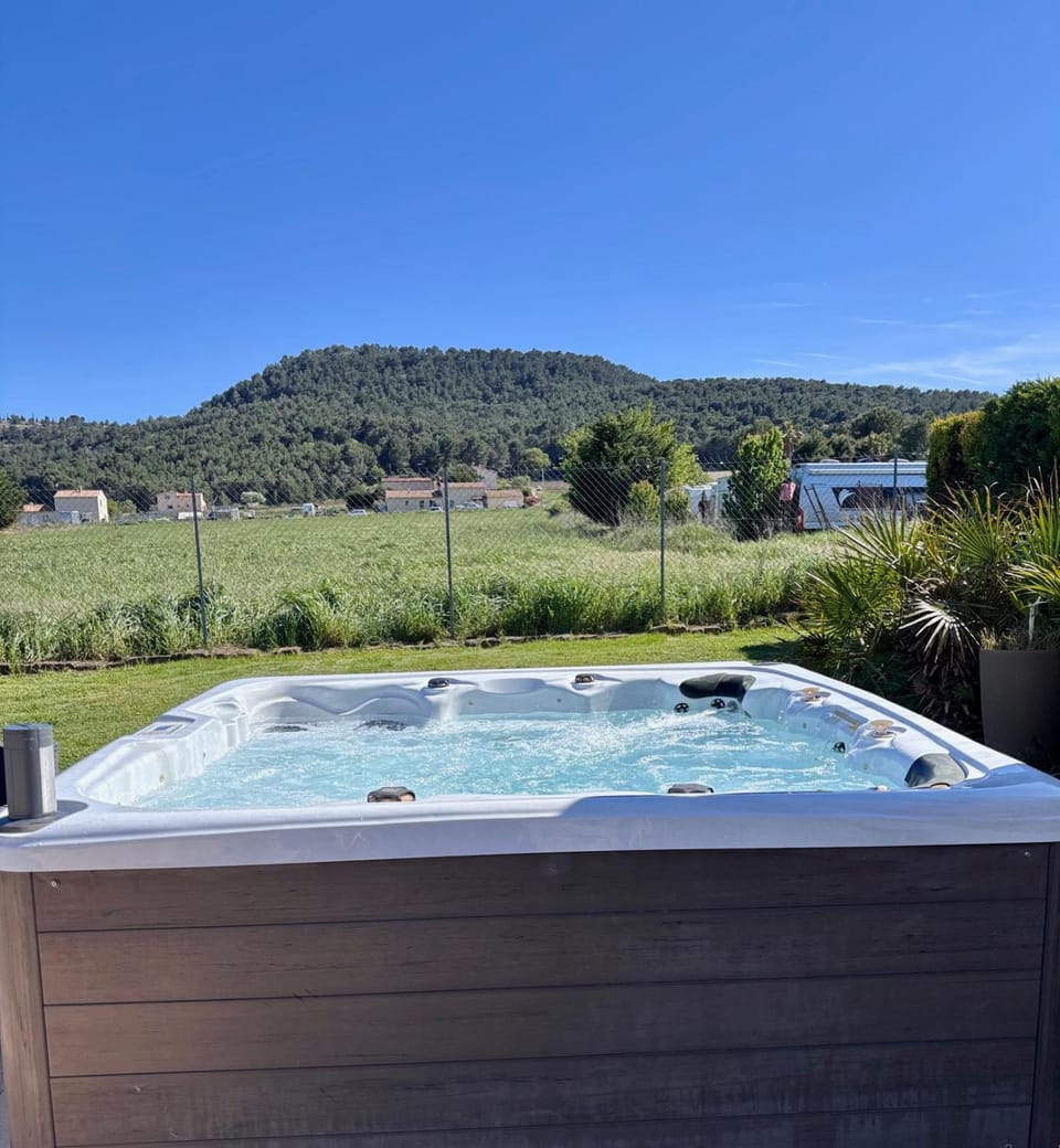 Appart. 4 pers a 6 Kms de Cassis avec acces piscine Apartment in French Riviera