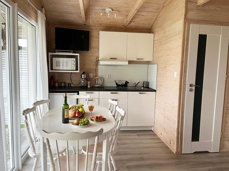 Coffee/tea facilities, Kitchen or kitchenette, Dining area