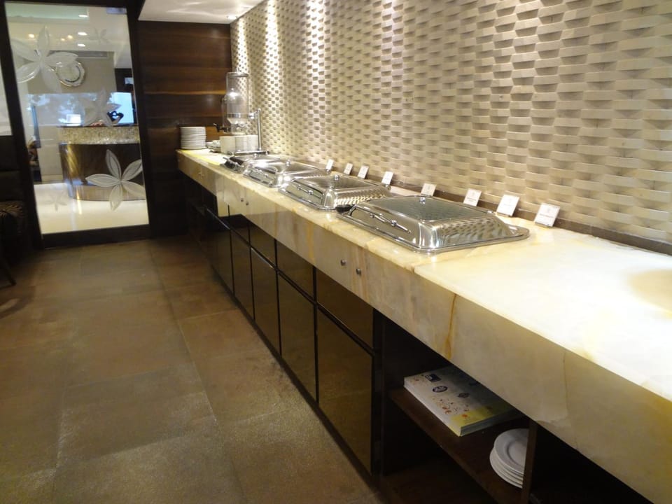 Restaurant/places to eat, Buffet breakfast