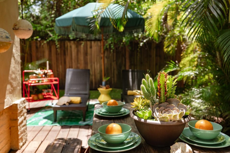 Patio, Day, Seating area, Dining area, Garden view
