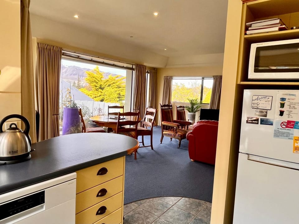 Dining area, kitchen