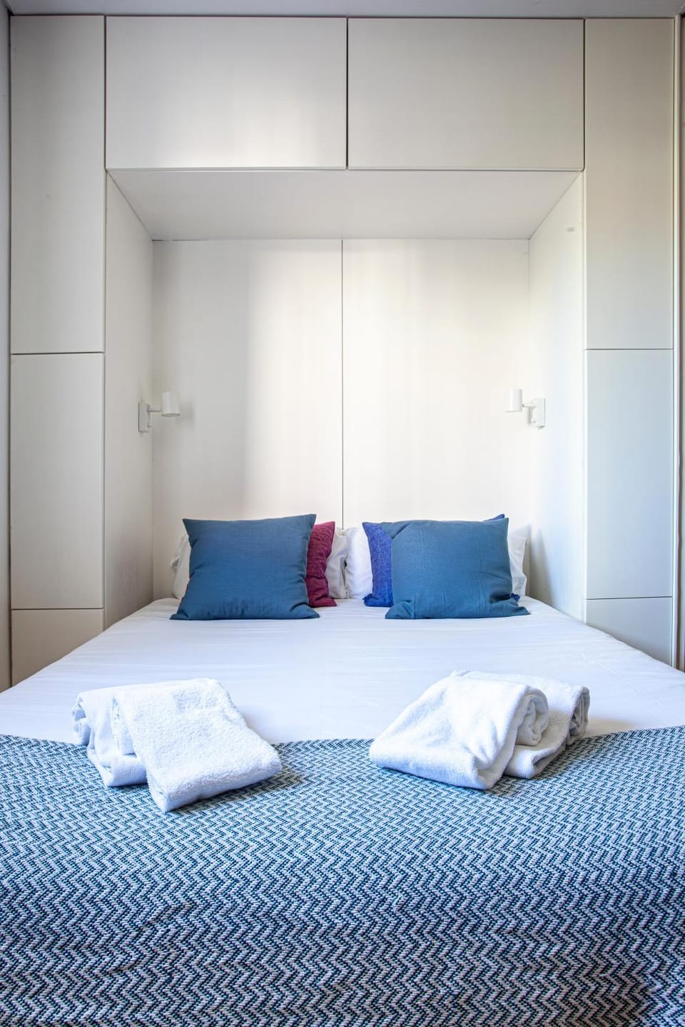 Bed, towels